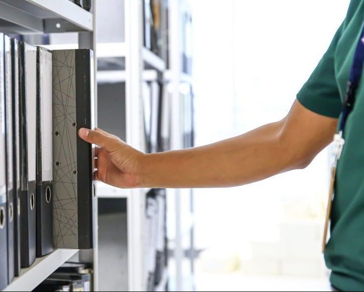 hand-choose-files-folder-in-archive-shelf (2)