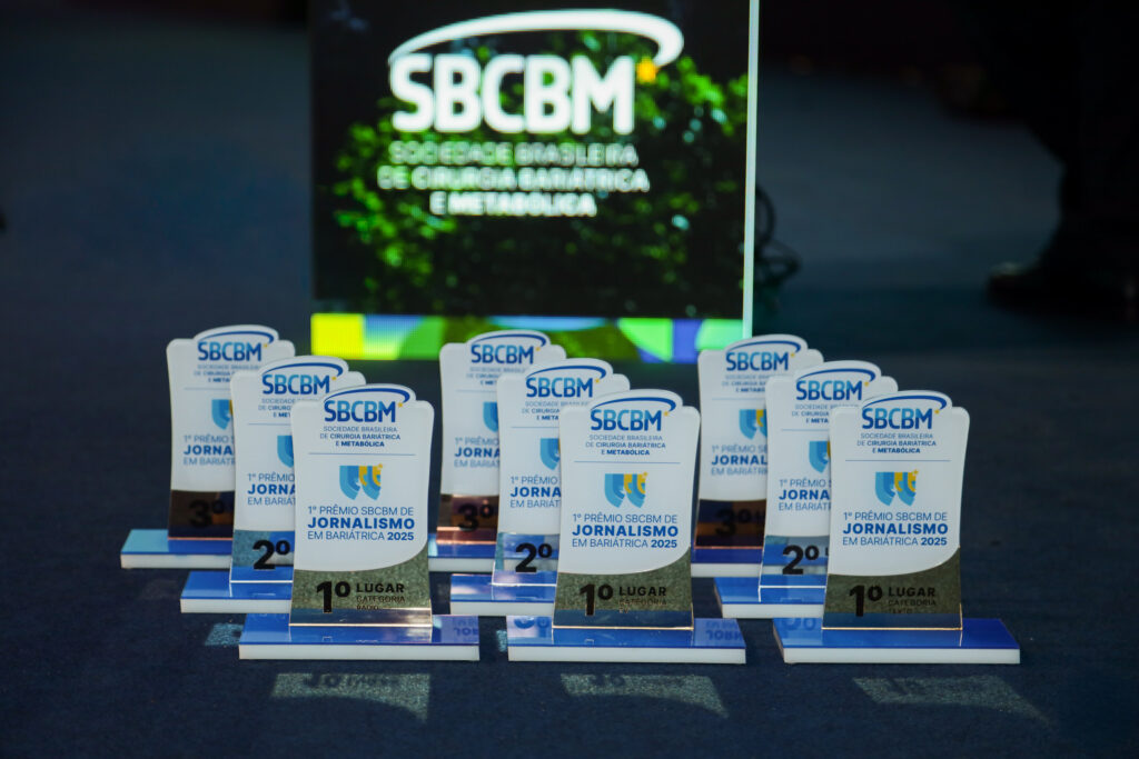 Troféus com um banner da SBCBM atrás